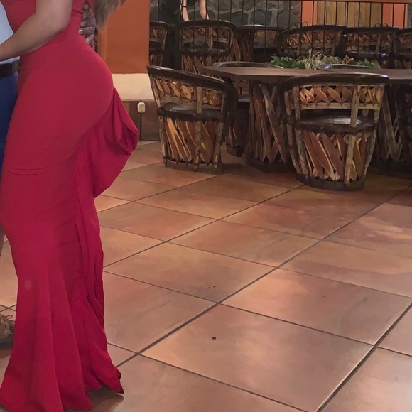 Red Evening gown - Picture 2 of 2